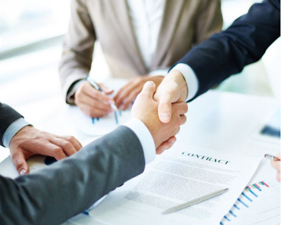 在多工位冷鐓機(jī)的設(shè)計(jì)和制造中，如何考慮生產(chǎn)效率和加工精度的平衡？有哪些優(yōu)化措施和技術(shù)？